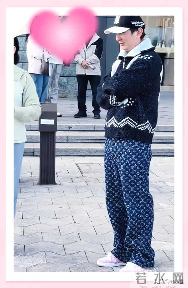 王思聪与网红蓓蓓香港度假被偶遇，开心的像个孩子，“打脸”懒懒