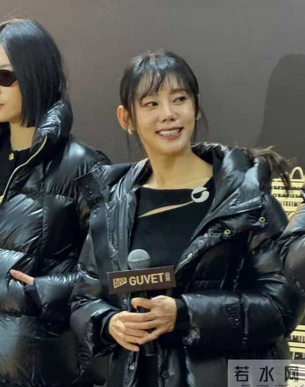 秋瓷炫、于晓光夫妇合体亮相北京，秋瓷炫发型太潦草，颜值下滑