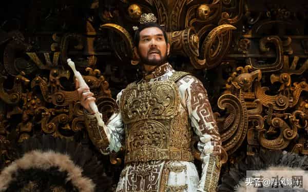 64岁费翔独居英国，房子自带超大花园，母亲去世后养猫为伴不孤单