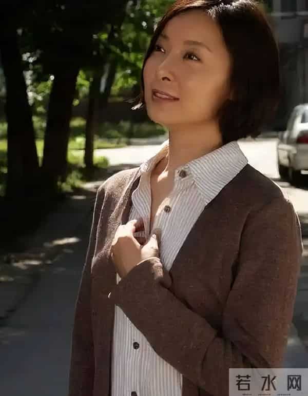 从18岁开始男人不断，半百了还没玩够，"人间尤物"柯蓝终遭"反噬"