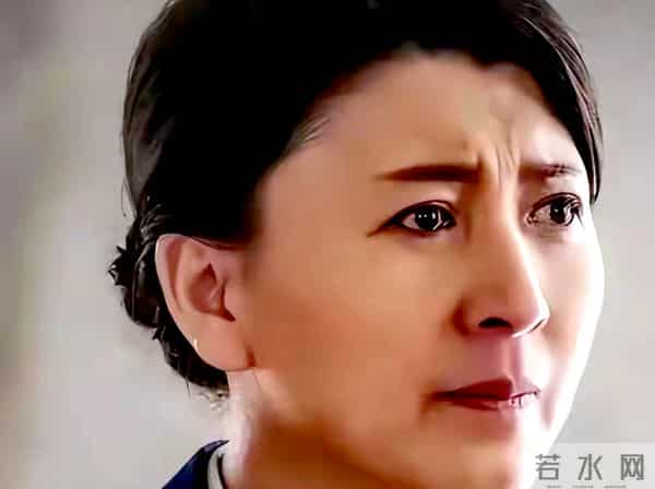 住千万豪宅，却熬夜赚辛苦钱？53岁闫学晶近况，给所有女性提个醒