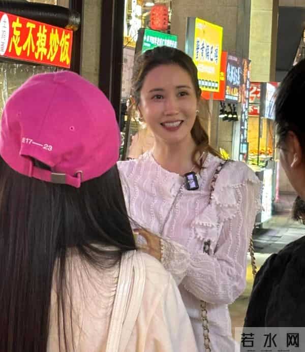 李多海在上海逛夜市，打扮像清纯女大学生，全程用中文和店家沟通