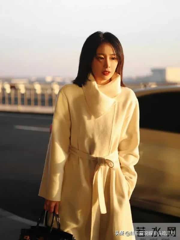 高叶剪了短发气质大变！一身白色大衣走机场，简约又高级！