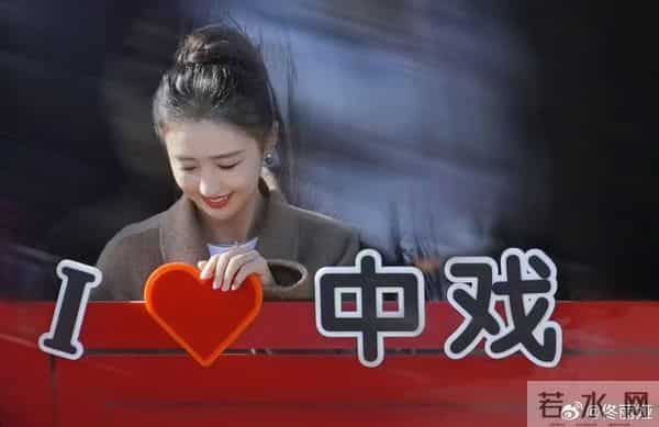 佟丽娅回母校！晒美照庆中戏75周年，依然是校花站C位，靳东也在