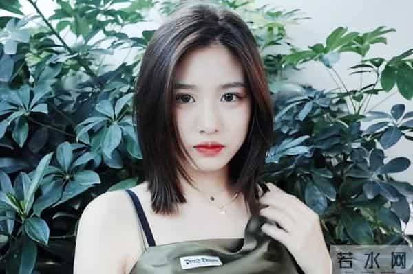 汪峰女儿小苹果早恋，穿沙滩短裤和男友合照，三任后妈章子怡最暖