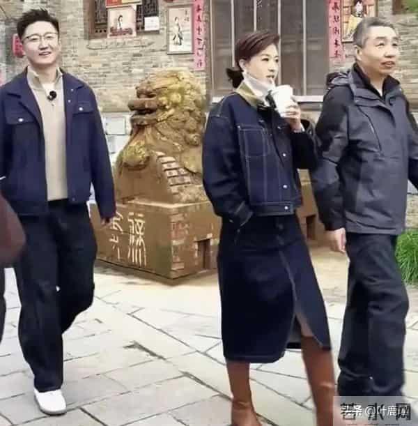 46岁主持人张蕾逛街，相貌出众，真人比电视上的好看