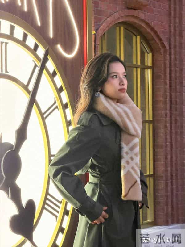 张婧仪冬日氛围感大片！灰色大衣配围巾，优雅又大方。