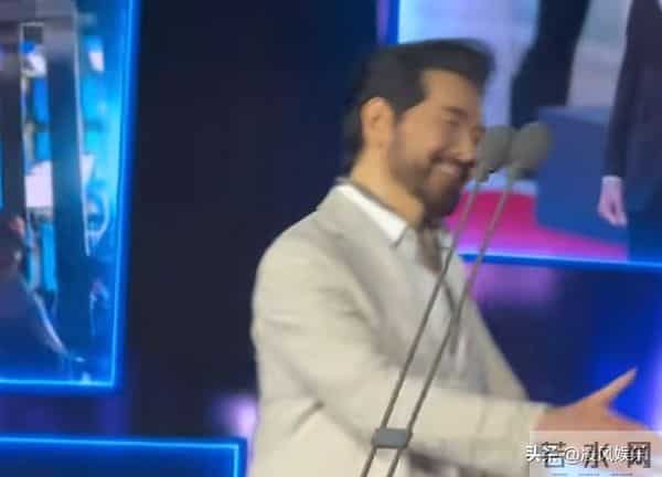 64岁费翔独居英国，房子自带超大花园，母亲去世后养猫为伴不孤单