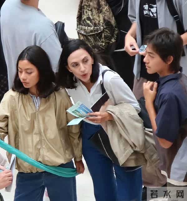 刘烨妻子安娜带娃看演出！14岁诺一跟妈妈撒娇超暖，妹妹都笑大哥