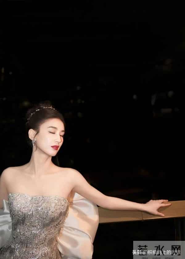 黄圣依｜抹胸高开叉裙子