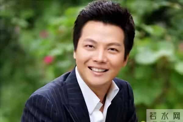 他娶了身价过亿女富豪，45岁再当爹，但去世的父亲成了他的心病