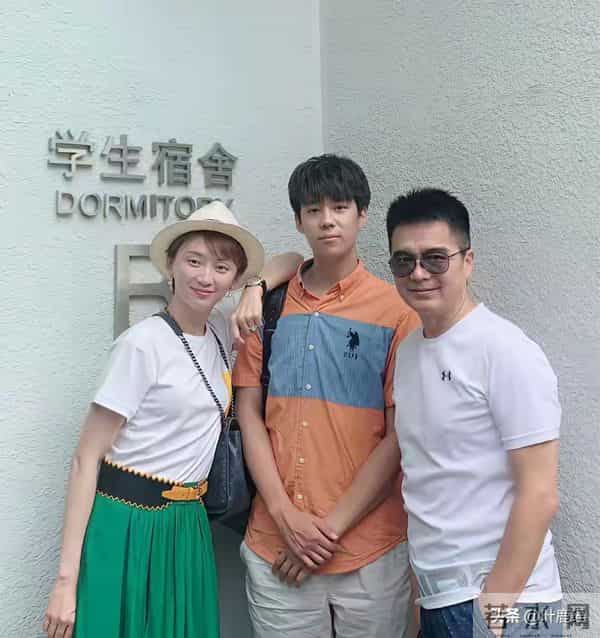 许亚军和儿子同框拍摄时尚大片，这是他和前妻何晴的孩子，叫许何