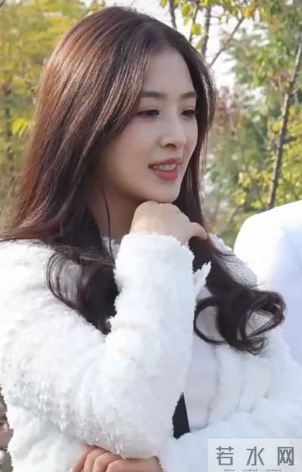36岁张含韵熊猫基地路透！甜妹感拉满，比20年前还嫩？