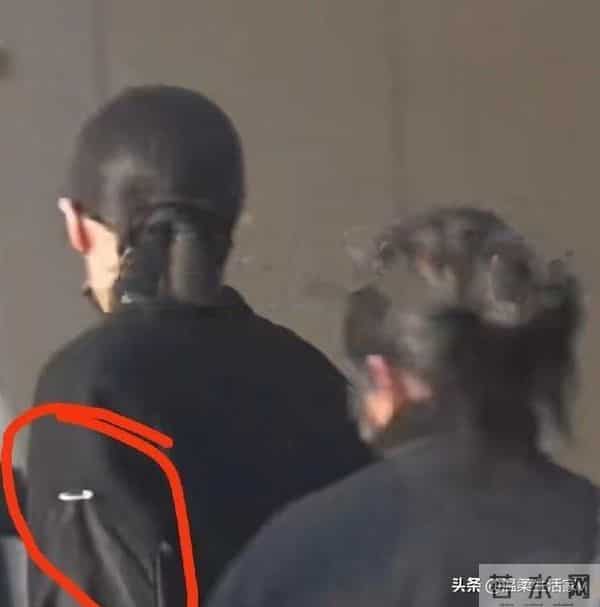 唐嫣现身罗晋父亲葬礼，有3个小细节，透露了俩人如今真实状况