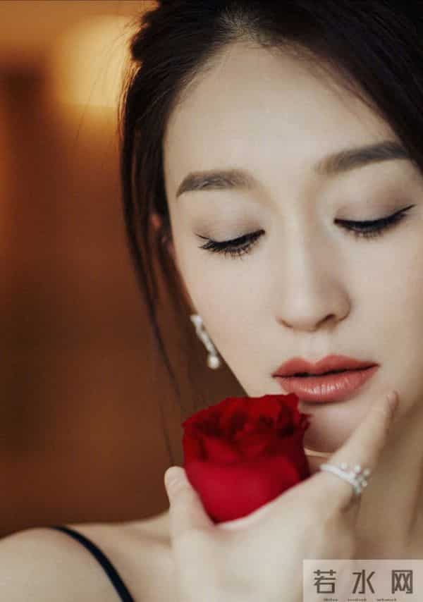 李小冉黑色吊带长裙，尽显婀娜身姿！