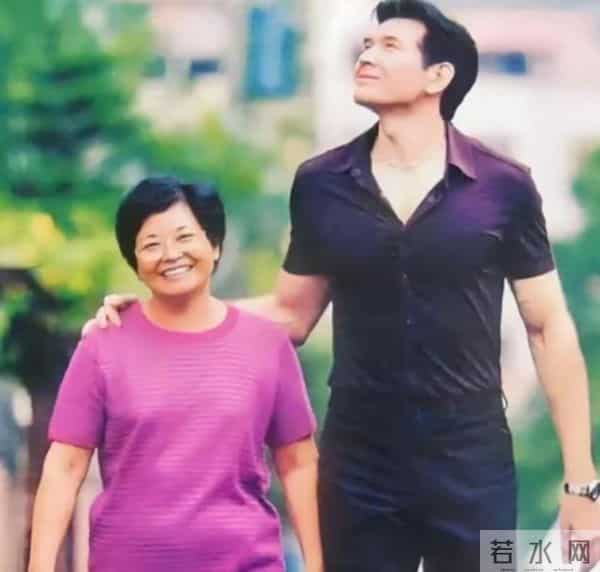 一步错步步错，64岁费翔独居英国20年 吃速冻饺子，母亲强势 婚姻难