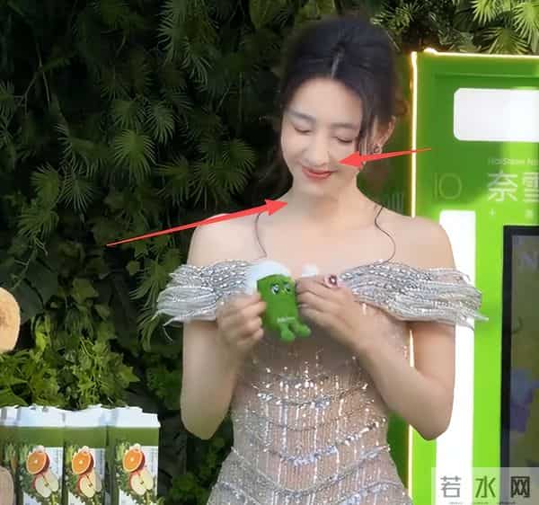 厦门红毯“见光死”，宋轶副乳尴尬，高圆圆皮松肉垮，王丽坤脸胖