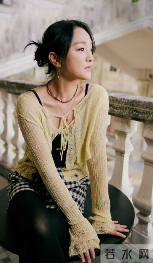 周迅短裤配黑丝袜，娇艳美丽！