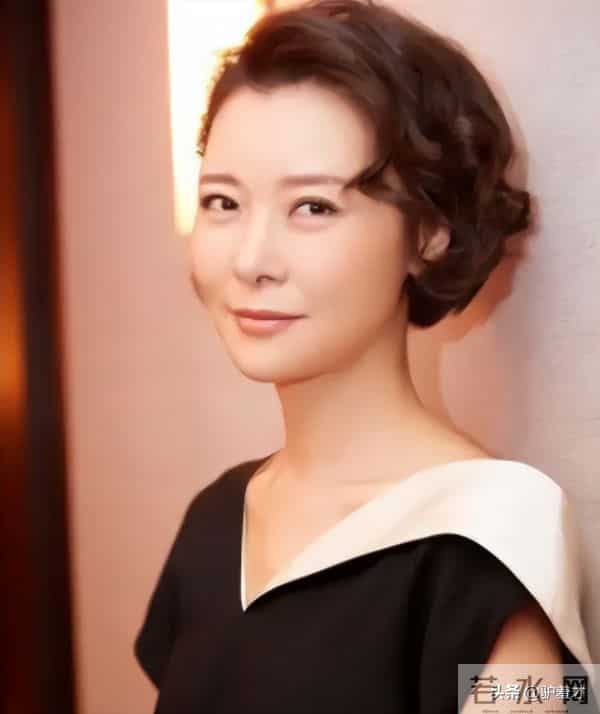 18岁开始男人不断，半百还没玩够，“人间尤物”柯蓝终遭“反噬”