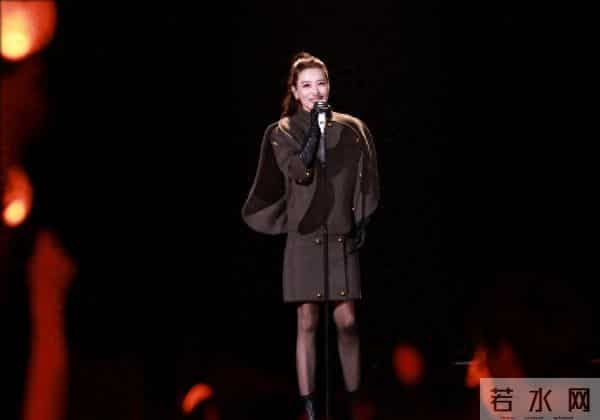 歌手谭晶舞台黑色丝袜筒靴造型，好有韵味