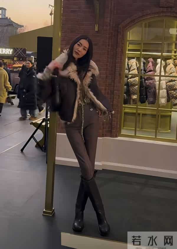 刘雯皮衣配皮靴，大长腿逆天！