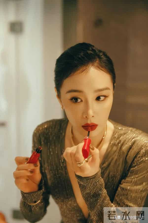 高叶新造型杀疯：“大嫂”的闪裙红唇，贵气是装不出来的