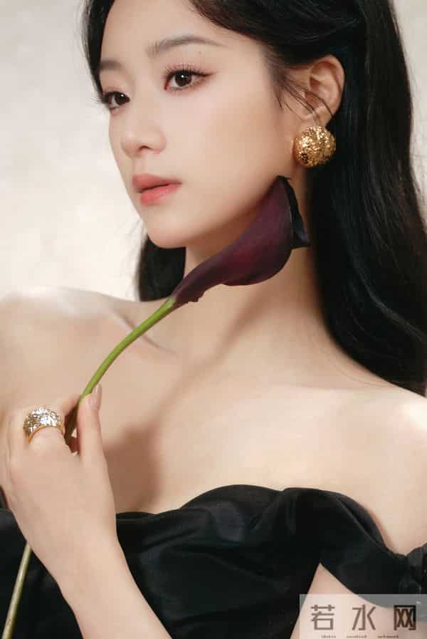 女明星，王小亿 黑色抹胸长裙衬得雪白香肩，很难不心动