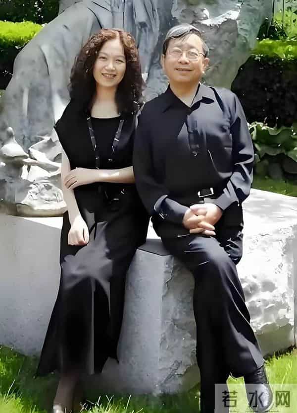 79岁余秋雨老态尽显，和妻子回安徽，未生孩子却一点都不遗憾