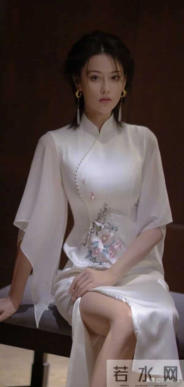 张馨予中国风造型 ‖ 旗袍+格子西装，经典美人胚子