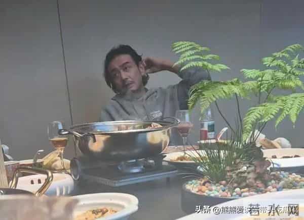 42岁杨烁在浙江和朋友到饭店吃大餐，胡须都没刮，看起来挺油腻