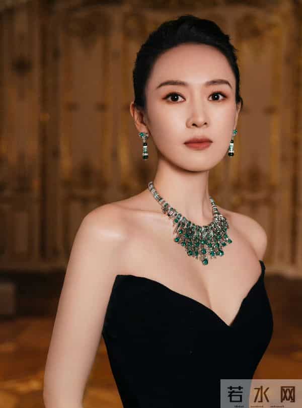 童瑶：黑色开叉长裙，搭配黑色一字带高跟鞋