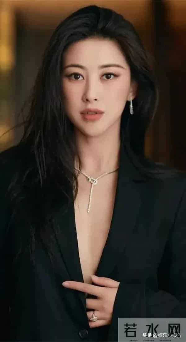 41岁的朱珠在重庆跟朋友聚，穿亮片裙，蹬高跟鞋，那叫一个贵气。