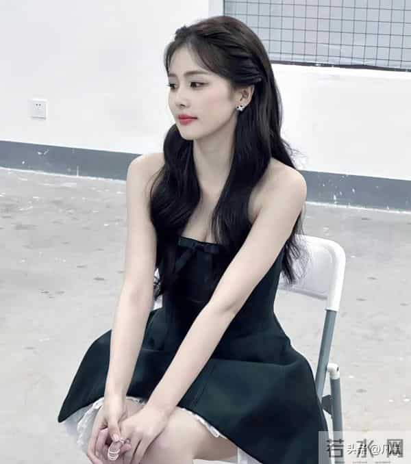 白鹿，身穿黑色抹胸短裙，俏皮可爱