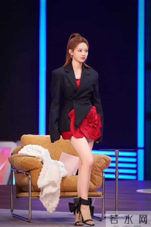 杨超越令人心动的offer造型[期待]超越妹妹可盐可甜