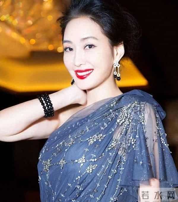 被老外骗财又骗色，反手就嫁北京亿万富豪，如今无儿无女也很受宠