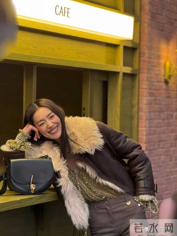 刘雯亮相线下活动，长腿成焦点，网友直呼“恐高”！