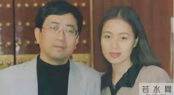 79岁余秋雨老态尽显，和妻子回安徽，未生孩子却一点都不遗憾