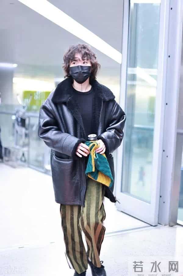 窦靖童穿皮毛外套烫卷发！个性潇洒，气质越来越像王菲