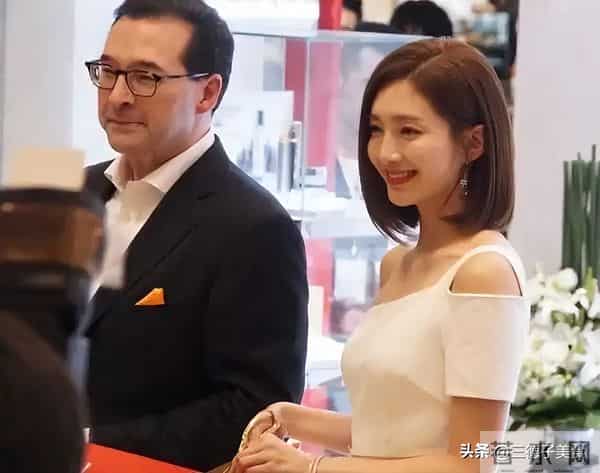 与富豪海外产子真相大白6个月，39岁江疏影露面，近照曝光大变样