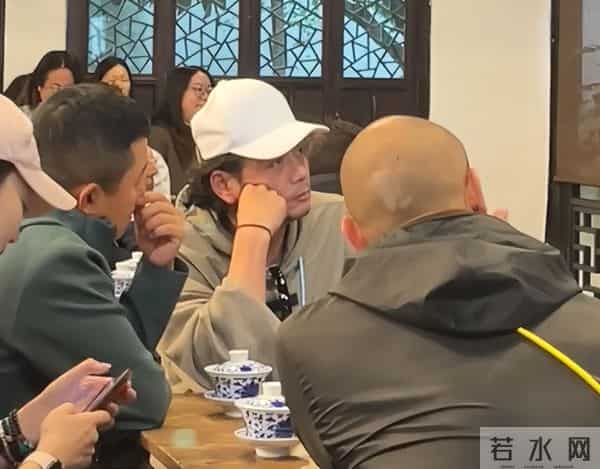 42岁杨烁断崖衰老，生图下脸黑皮松肉垮，走路弯腰驼背没霸总气场