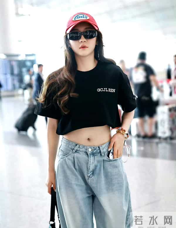 陈梦机场变秀场！穿麂皮夹克配蕾丝围帘喇叭裤，酷飒温柔切换自如