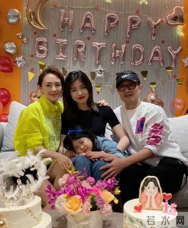 汪峰女儿小苹果晒出和男友的合照，官宣恋情，恭喜汪峰要当岳父了