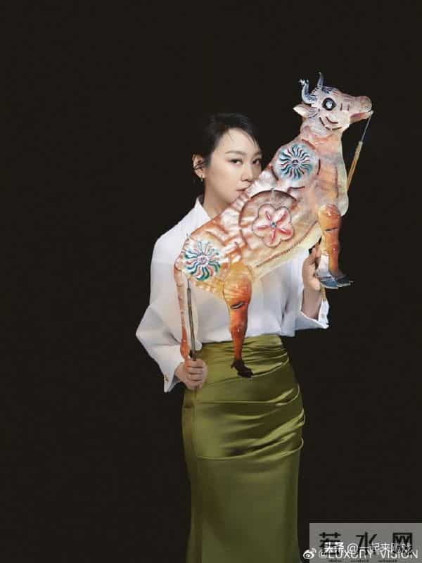 闫妮笑起来的梨涡依旧,眼神清澈明亮,美得如此真实、自然的女神