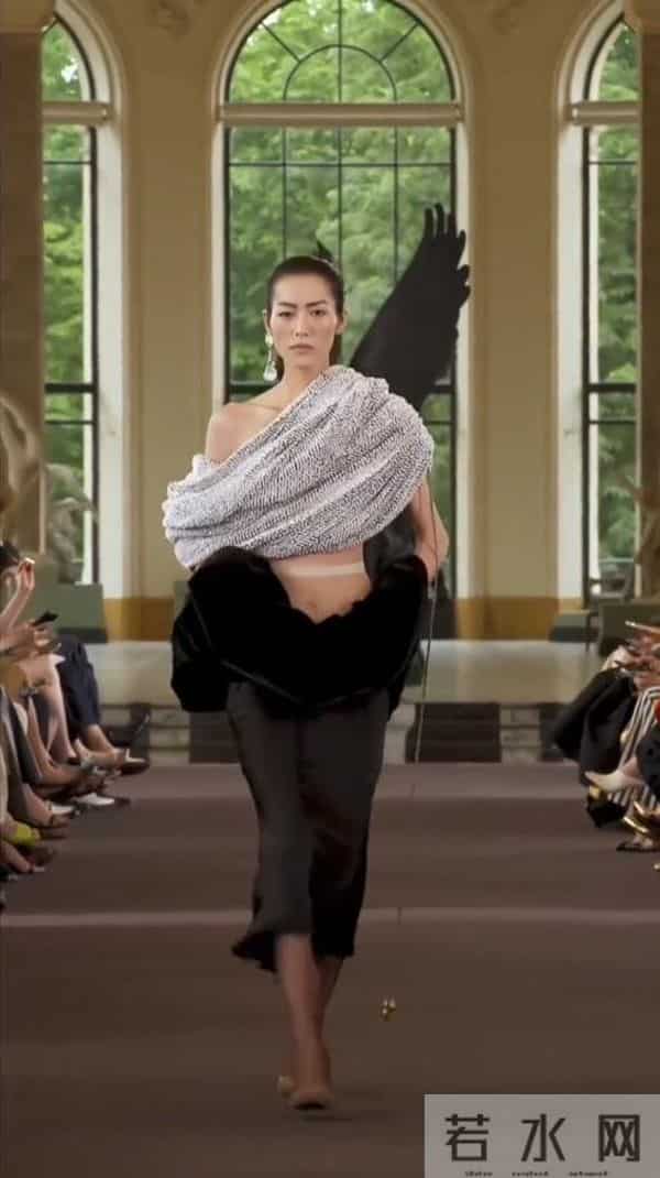 刘雯现身北京活动，深V衬衫配雨靴，扁胸扁屁股好抢眼