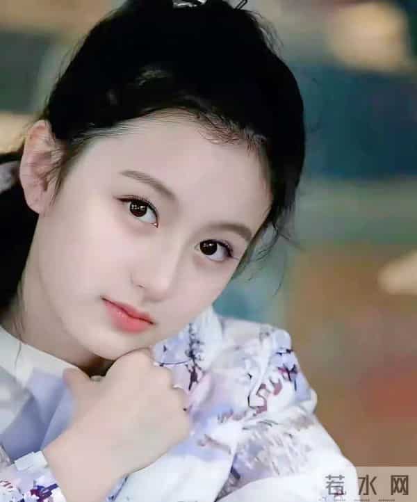 “人间水蜜桃”裴佳欣出落得太美了！五官精致像娃娃