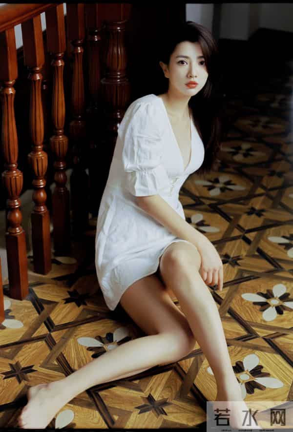 美女演员，刘芮侨的美脚