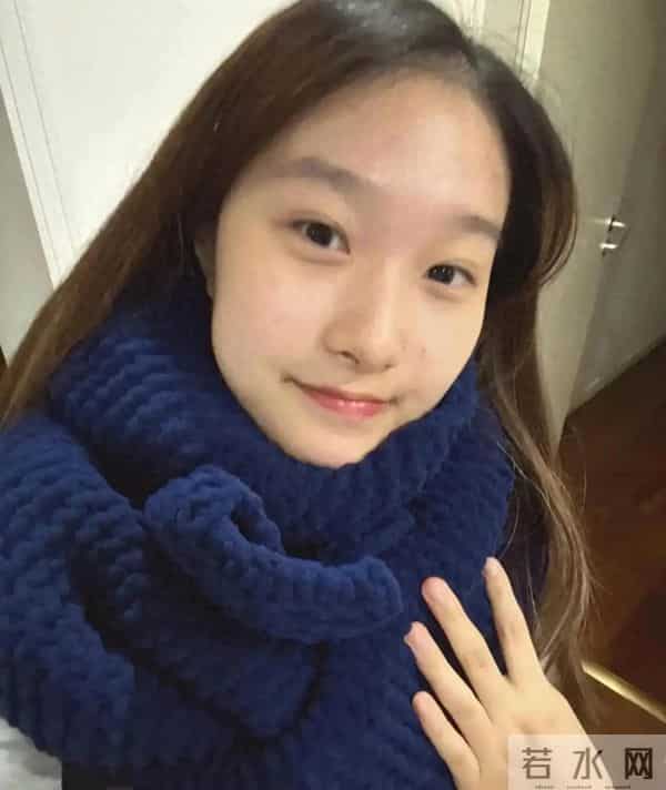 马伊琍女儿分享近照，戴外婆织的围巾五官像文章，自做饼干手艺好