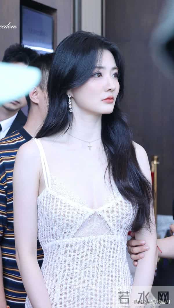 徐璐白色紧身网裙，大秀好身材！