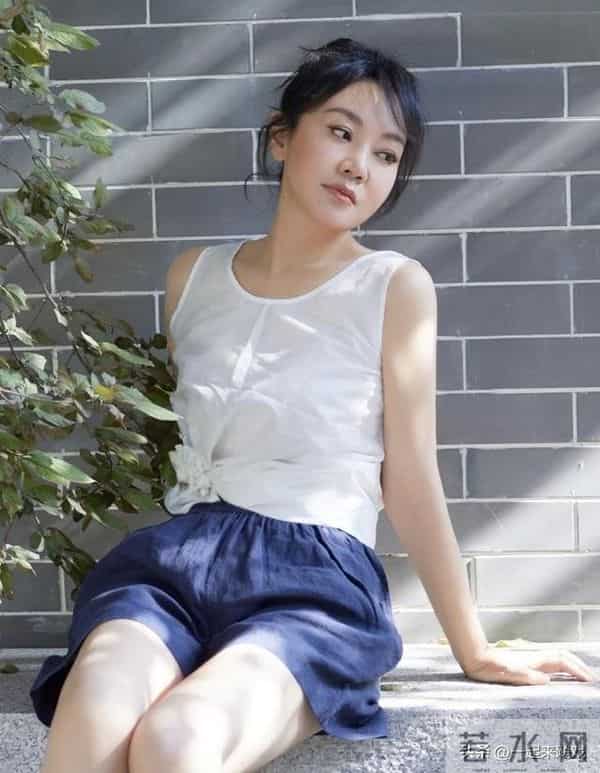 闫妮笑起来的梨涡依旧,眼神清澈明亮,美得如此真实、自然的女神