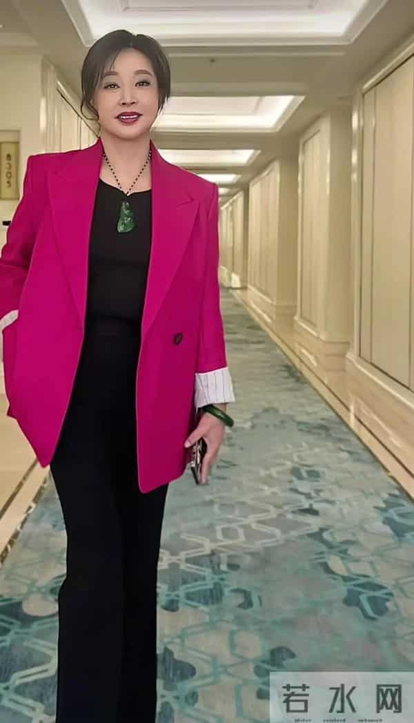 75岁刘晓庆最新穿搭：中式上衣配上格子裤，减龄时髦，嫩得像姑娘